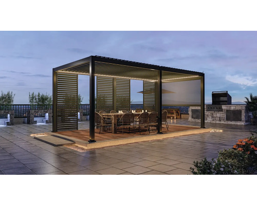 Pergola med lamelltak, matbord och stolar på en terrass med grill och vattenspel