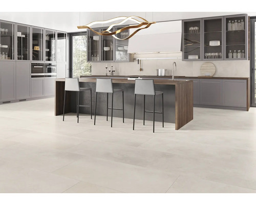 Modernt kök med köksö, barstolar och inbyggda skåp för en ljus och rymlig atmosfär.