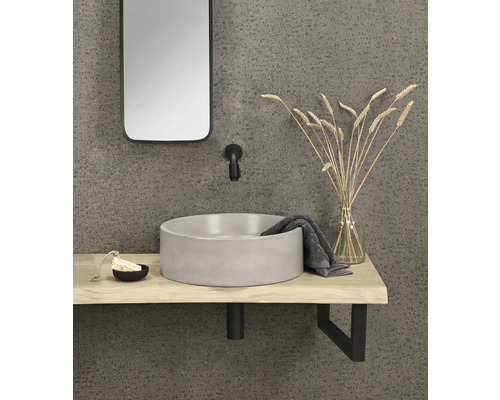 Badrumsmöbel med runt tvättställ, spegel och dekoration på en träskiva