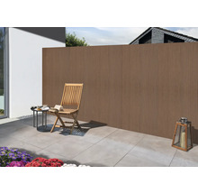 Trädgårdsscen med trästaket, trästol och bord