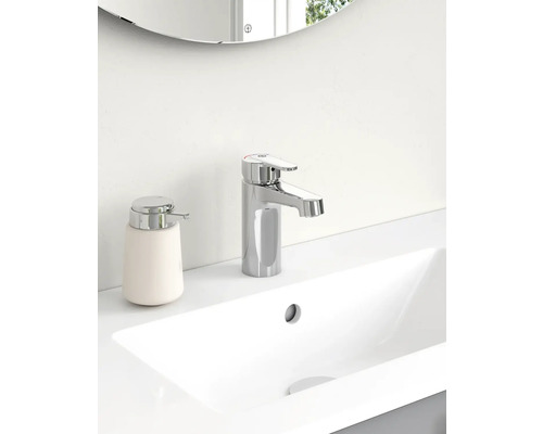 Tvättställsblandare och tvålpump på ett tvättställ