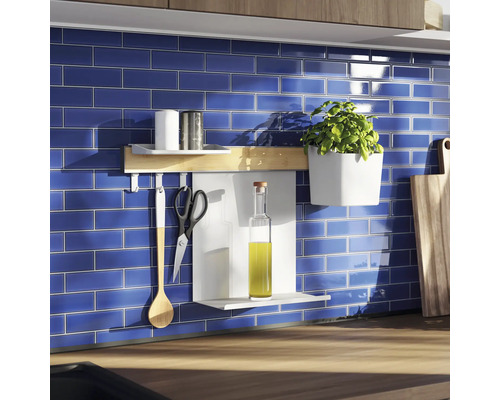 Stänkskydd med köksredskap på hängskena