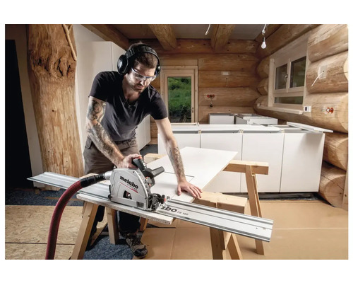 En man sågar ett arbetsstycke med en Metabo sänksåg på en byggarbetsplats.