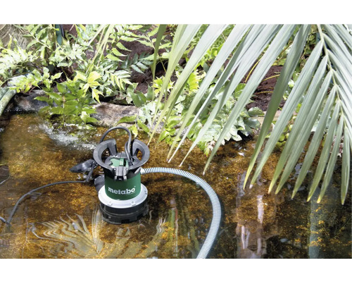 Metabo logotyp. Damm med Metabo smutsvattenpump i drift.