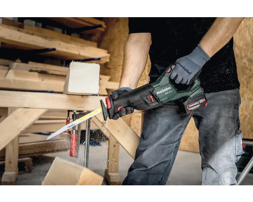 Hantverkare sågar trä med en Metabo batteridriven tigersåg.