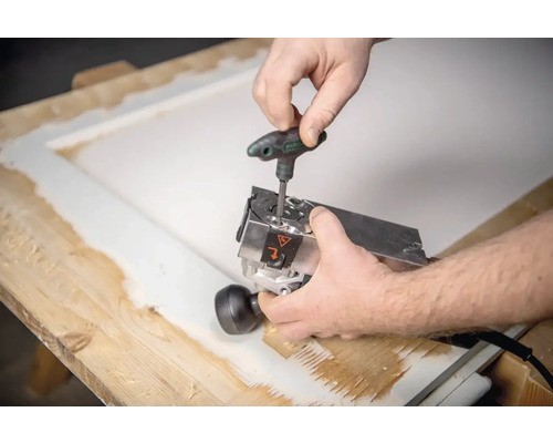 Enhandsfräs justeras med en skiftnyckel