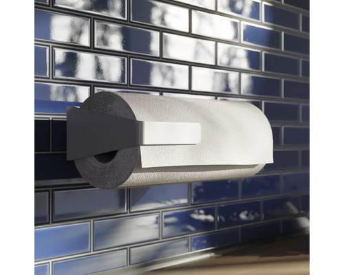 Hushållspappershållare TESA® Kitchen roll holder för hushållspapper vit metall Vägghållare med pappershandduksrulle framför en kakelvägg