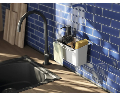 Diskho med blandare och köksredskapsförvaring på väggen