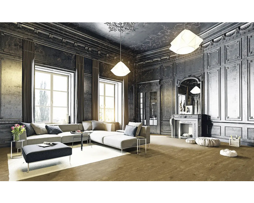 Vardagsrum med grå hörnsoffa, öppen spis och stora fönster