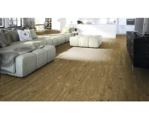 Ljust vardagsrum med korkgolv, soffa och skänk