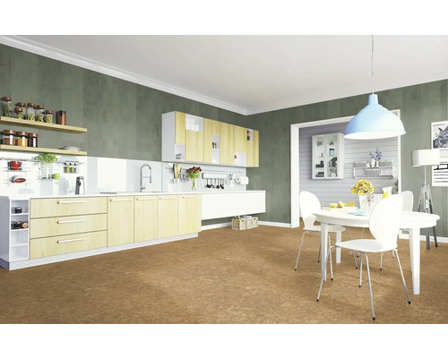 Ljust, rymligt kök med matbord och stolar