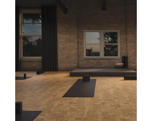 Interiör med yogamattor, block, fönster och murverk