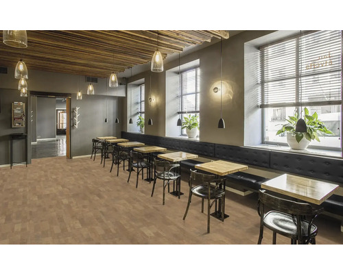 Interiör av ett café med bord, stolar och korkgolv