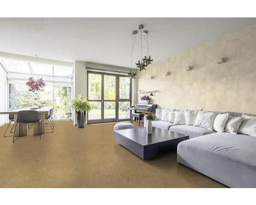 Ljust vardagsrum med korkgolv, soffa, bord och piano.