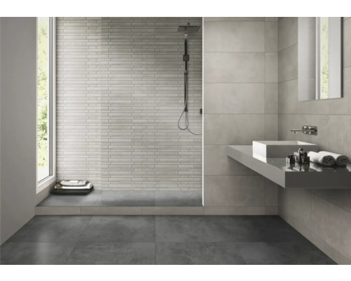 Modernt badrum med dusch, handfat och grå kakel