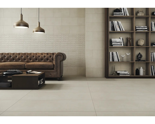 Vardagsrum med soffa, bord, bokhylla och golvplattor