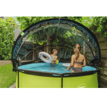 Grön pool med tak och lekande barn i trädgården