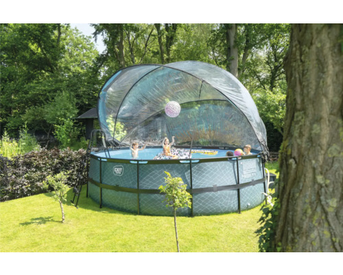 Trädgårdsutsikt med en rund rambassäng, en stege och lekande barn.