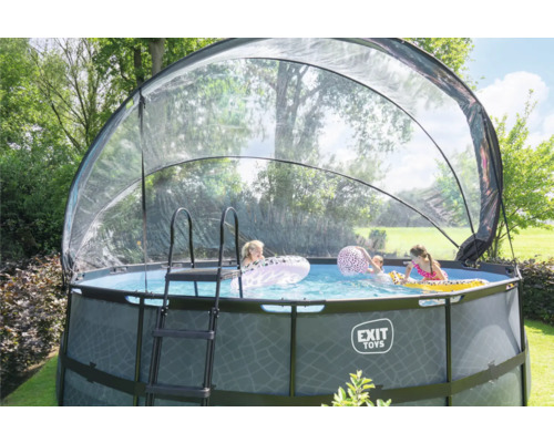 Ovanjordisk pool med pooltak och poolstege i trädgården