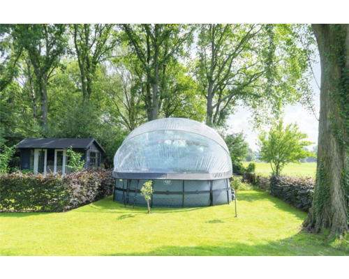 Pool med kupol i trädgården