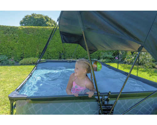 Flicka i en rektangulär pool med solskydd i trädgården