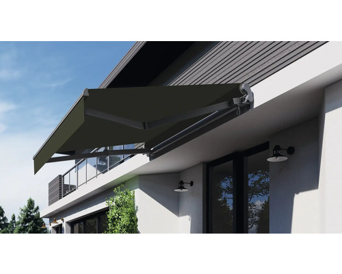 Husfasad med utfälld markis för skuggning