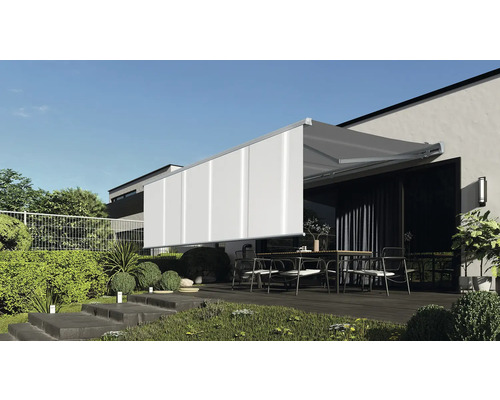 Terrass med markis och sidoskydd för avskildhet och solskydd.