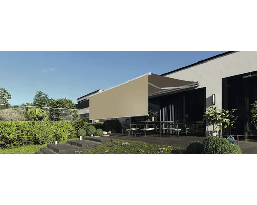 Terrass med utfälld markis på huset