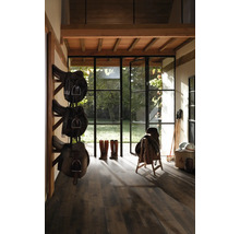 Hästsadel i stall med trägolv och dagsljus