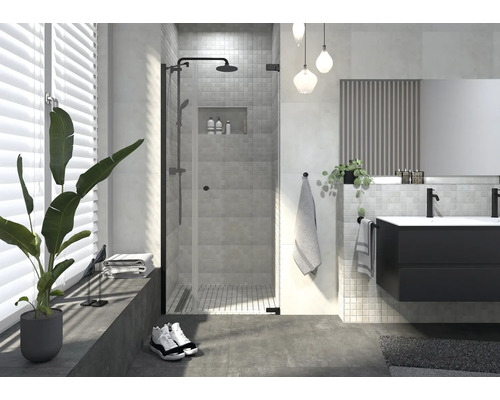 Modernt badrum med dusch, tvättställ och dekorationer