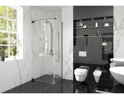 Ljust badrum med dusch, handfat och toalett