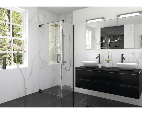 Ljust badrum med dusch, dubbla handfat och spegel