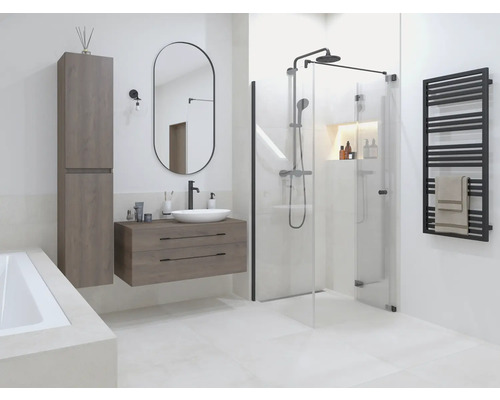 Modernt badrum med dusch, tvättställ, spegelskåp och handdukstork