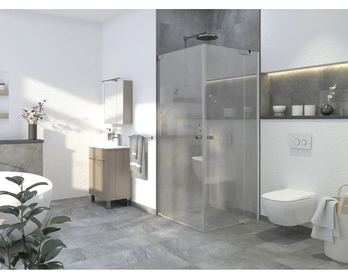 Ljust badrum med dusch, handfat, toalett och kakel