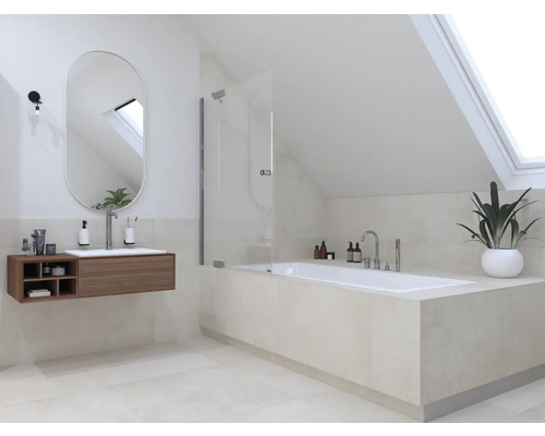 Ljust badrum med badkar, tvättställ, spegel och takfönster