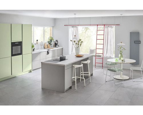 Ljust, modernt kök med köksö, matbord och stolar.