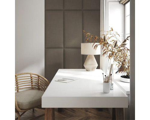 Scen av ett arbetsrum med skrivbord, stol, lampa och väggpaneler