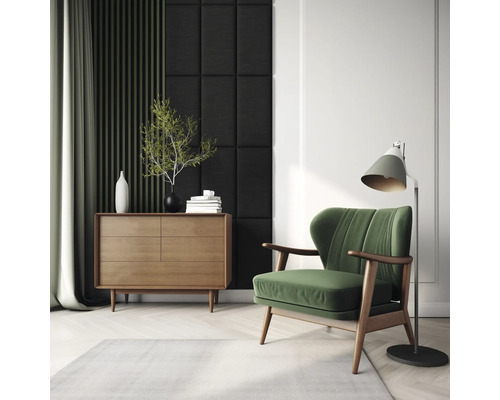 Vardagsrum med byrå, fåtölj och golvlampa