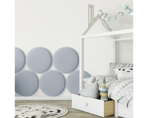 Barnrum med väggpaneler, matta och säng i husdesign