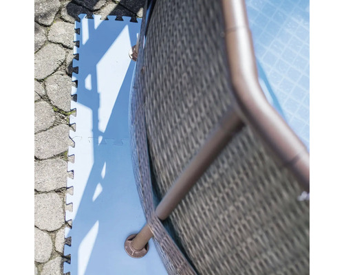 Detaljvy av en pool med skyddsmatta