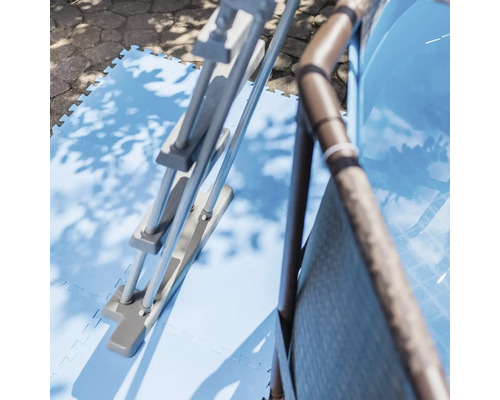 Poolstege och pool på blå poolmattor