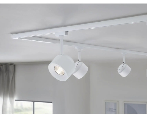 Skena med tre spotlights i taket