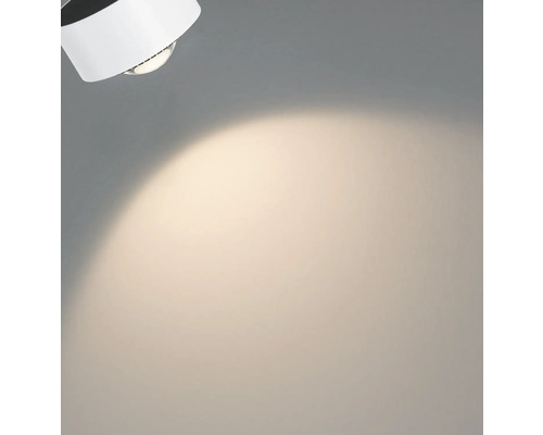 Vit taklampa med ljuskägla