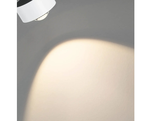 Vit taklampa lyser upp väggen