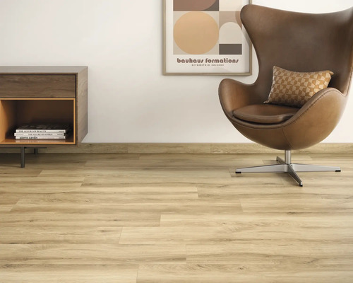 Ljust vardagsrum med laminatgolv, fåtölj och byrå