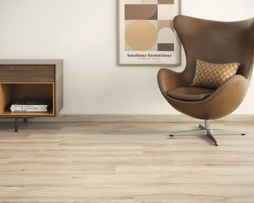 Miljöbild med laminatgolv, fåtölj och sidobord för ett modernt vardagsrum.