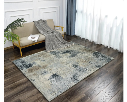 Vardagsrum med soffa och abstrakt matta på trägolv