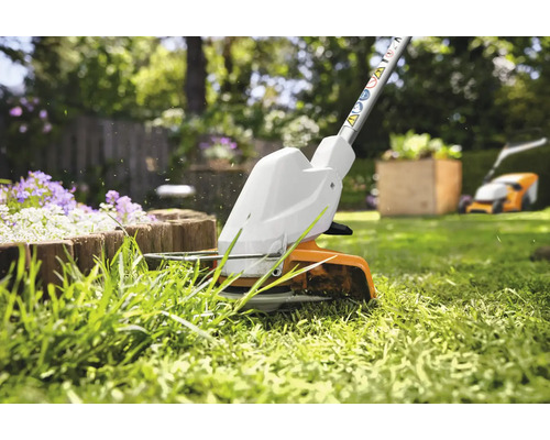 Grästrimmer i drift för trimning av gräs