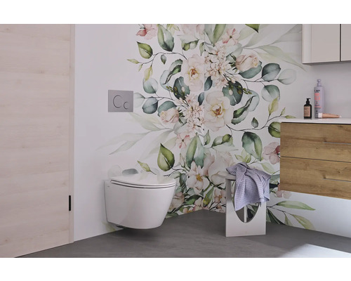 Modernt badrum med vägghängd toalett, blommig tapet och tvättställsskåp