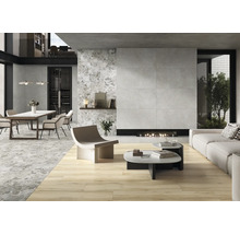 Vardagsrum i modern stil med klinkergolv, matbord och öppen spis